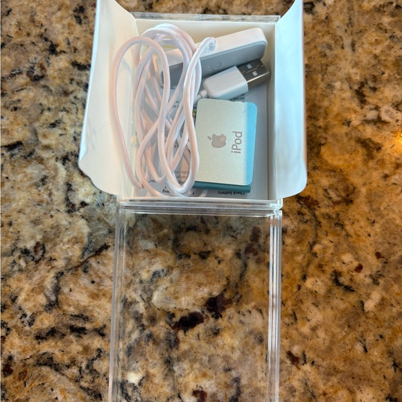 LIKE NEW Apple IPod Shuffle - Picture 6 of 7